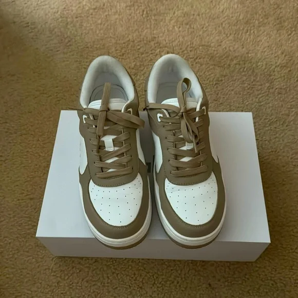 Alo yoga recovery sneaker. - Picture 2 of 6